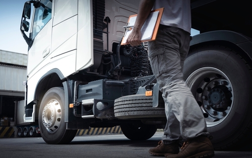 Truck,driver,is,checking,the,truck's,safety,maintenance,checklist.,repairman